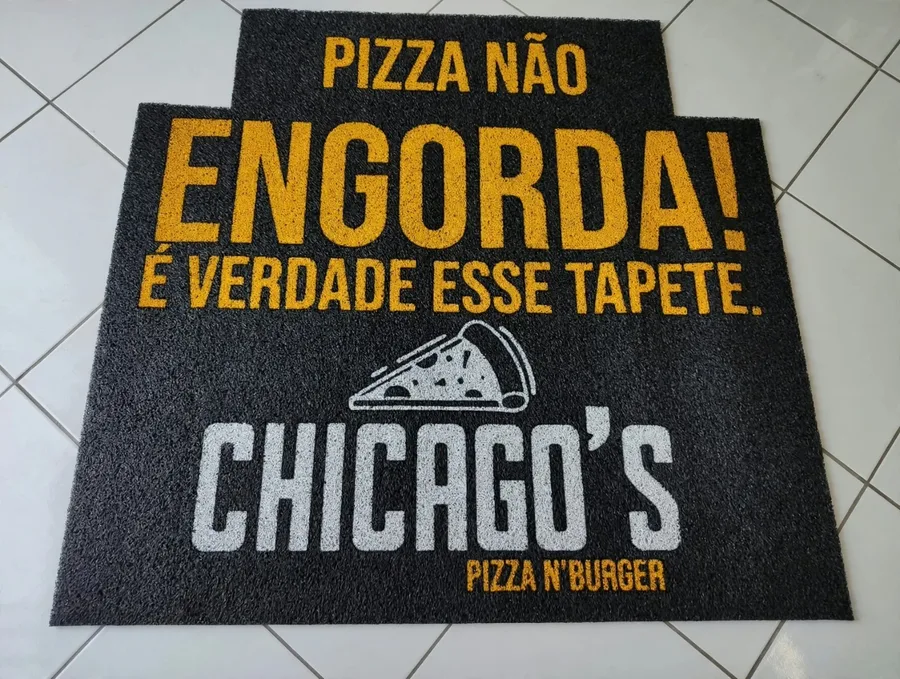 Capacho de vinil emborrachado preto com a logo da Chicago’s Pizza N’Burger aplicada em amarelo e branco