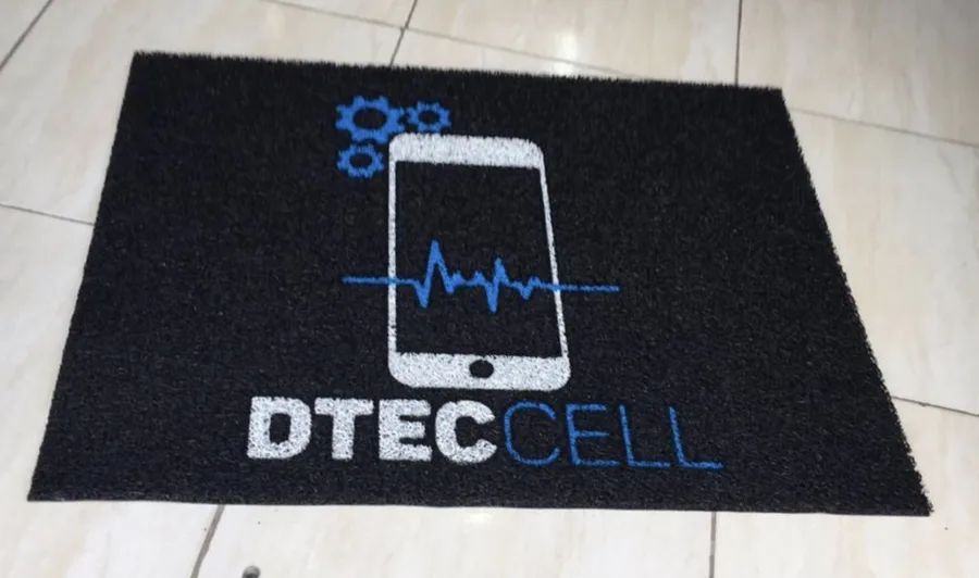 Capacho de vinil emborrachado preto sem borda, com a logo da DTEC Cell em branco e azul