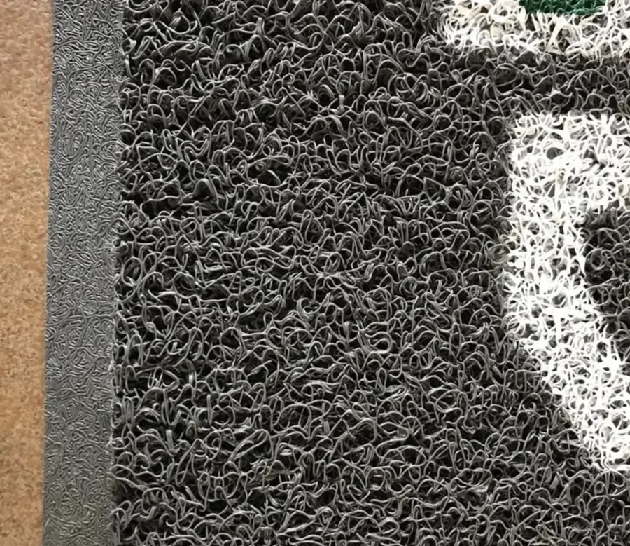 Detalhe do fio do capacho de vinil emborrachado, com a borda rebaixada rente ao chão