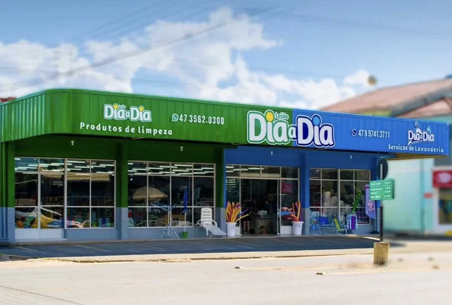 Fachada verde e azul do Lojão Dia a Dia, em Taió, Santa Catarina, com a loja aberta